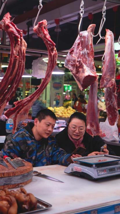 Twee verkopers op de dierenmarkt in Wuhan