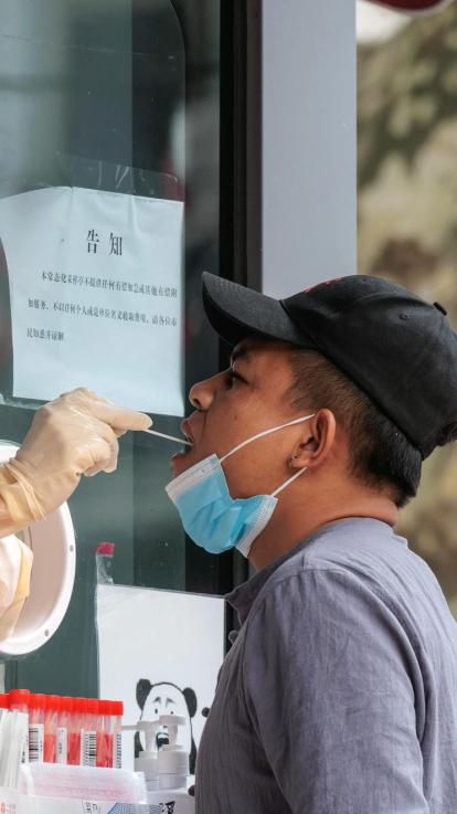 Iemand wordt getest op het coronavirus