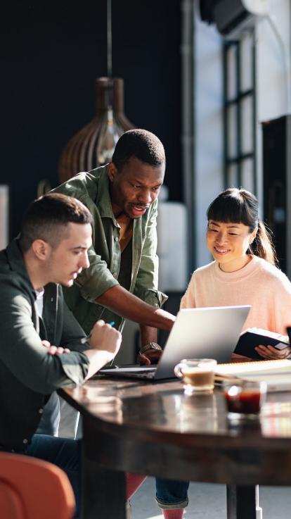 Jongen van kleur helpt een medestudent met schoolwerk.
