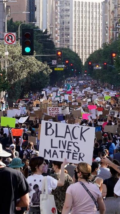 een grote demonstratie voor Black Lives Matter met een grote menigte op straat