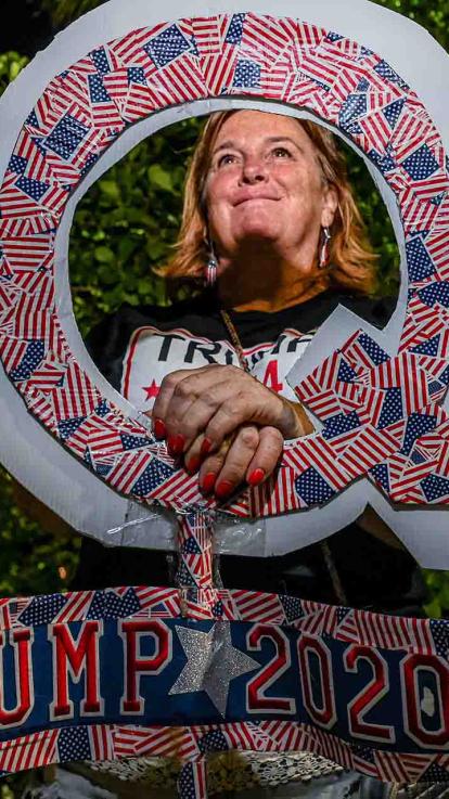 Een vrouw die op Trump stemt en QAnon aanhanger is.