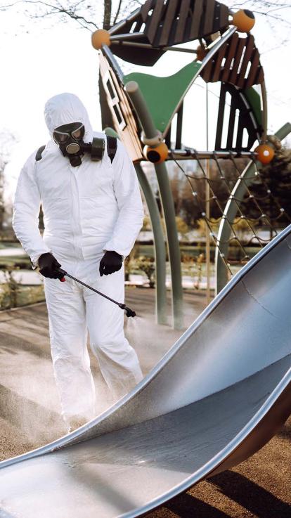 Man desinfecteert een glijbaan.