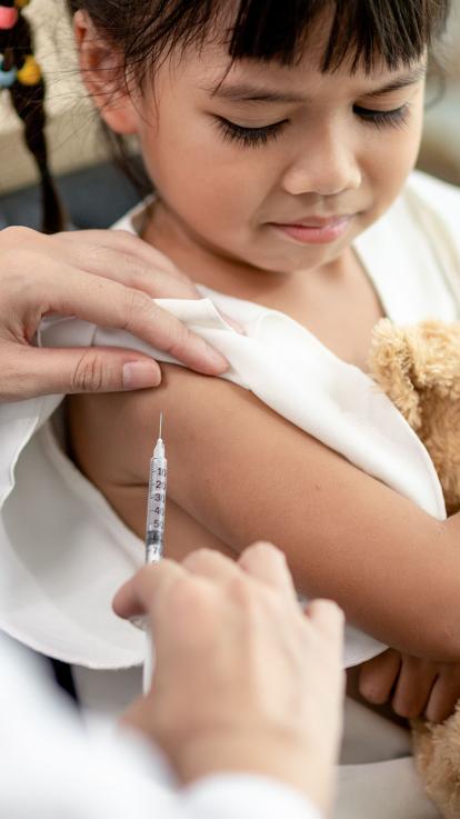 een kind wordt gevaccineerd