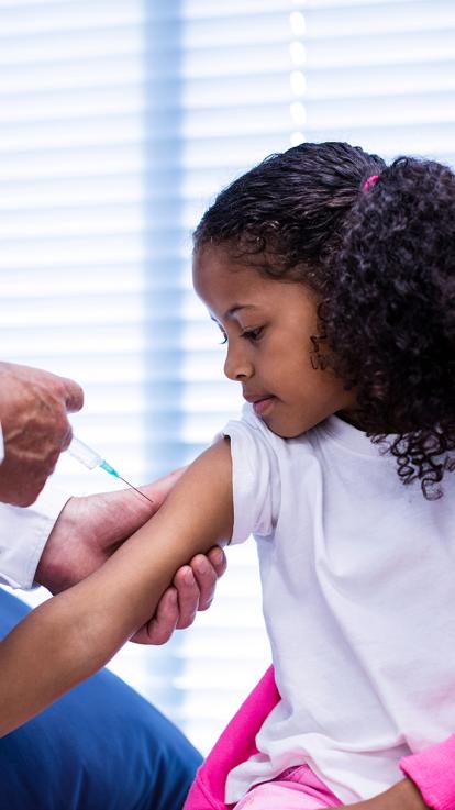 een kind krijgt een inenting