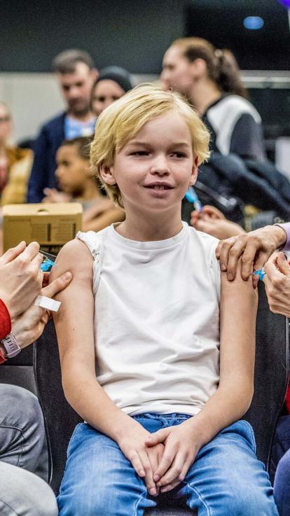 kinderen worden gevaccineerd tegen difterie, tetanus, polio (DTP), bof, mazelen en rodehond (BMR) 