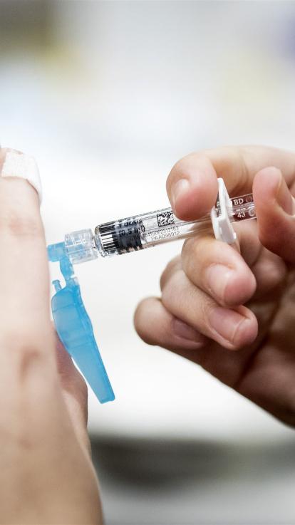 inenting in iemands arm