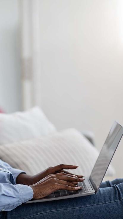 vrouw typt op haar laptop