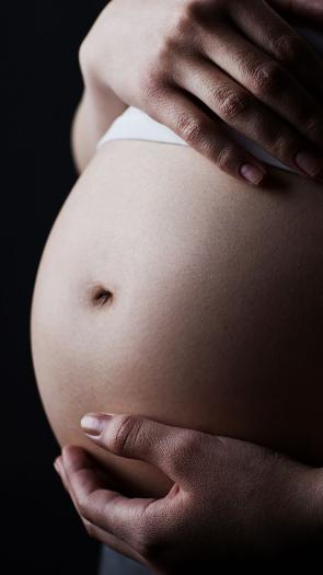 buik van een zwangere vrouw