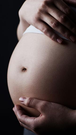 buik van een zwangere vrouw