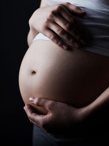 buik van een zwangere vrouw