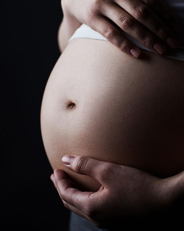 buik van een zwangere vrouw