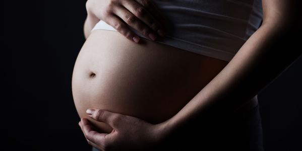 buik van een zwangere vrouw