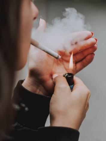 vrouw steekt sigaret op schadelijk voor gezondheid