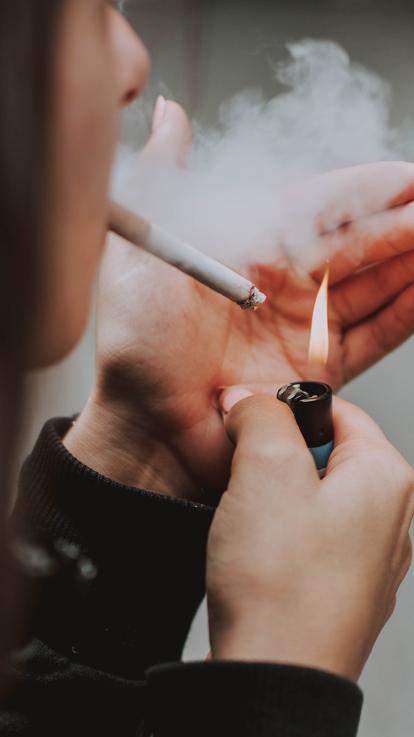 vrouw steekt sigaret op schadelijk voor gezondheid