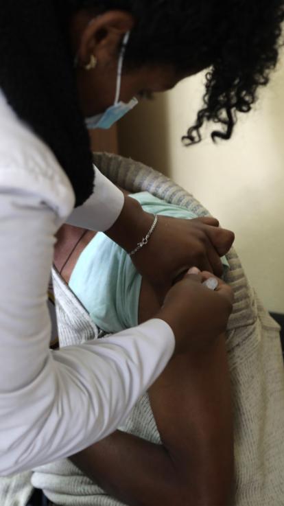 iemand wordt gevaccineerd met een vaccin tegen Covid-19