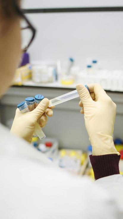 onderzoek en ontwikkeling van coronavaccins in lab