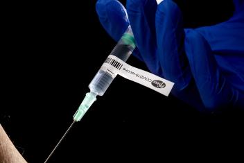 mRNA-vaccin wordt ingespoten tegen coronavirus