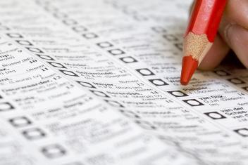 hand met rood potlood boven een stembiljet