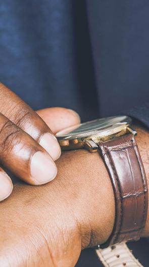 kijken hoe laat het is op je horloge