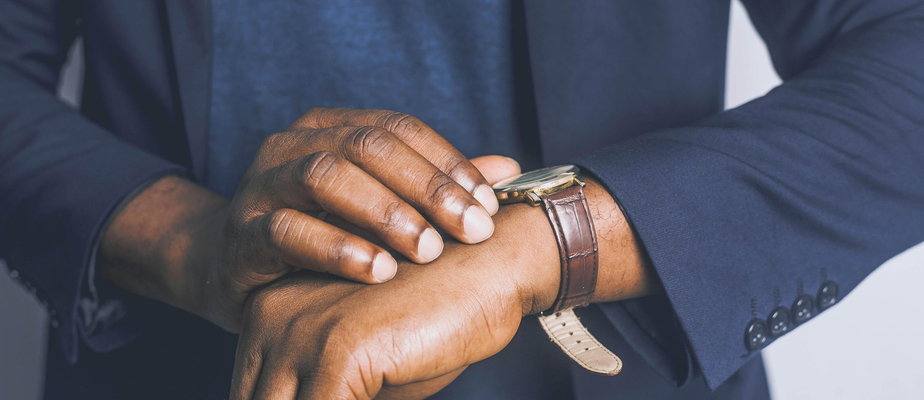 kijken hoe laat het is op je horloge