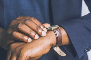 kijken hoe laat het is op je horloge