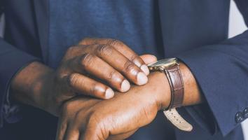 kijken hoe laat het is op je horloge