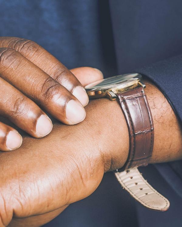 kijken hoe laat het is op je horloge