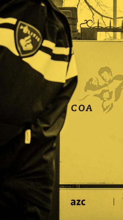 Politie agent voor bord COA