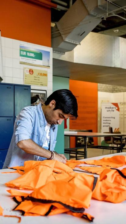 Nieuwkomer werkt aan het tafel