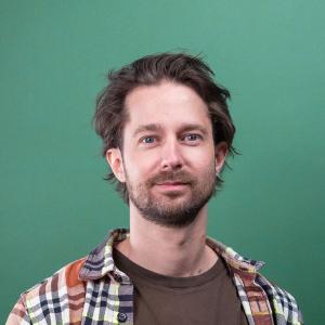 een portretfoto van Pim Baars, eindredacteur van NPO Kennis