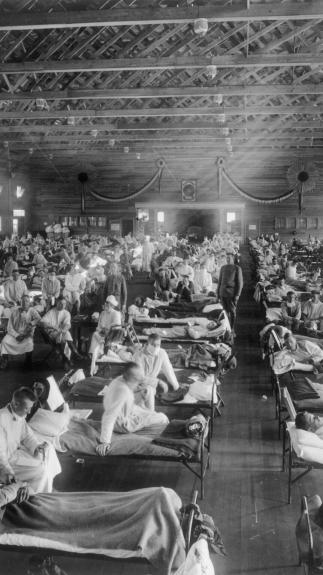 man in het ziekenhuis tijdens corona pandemie