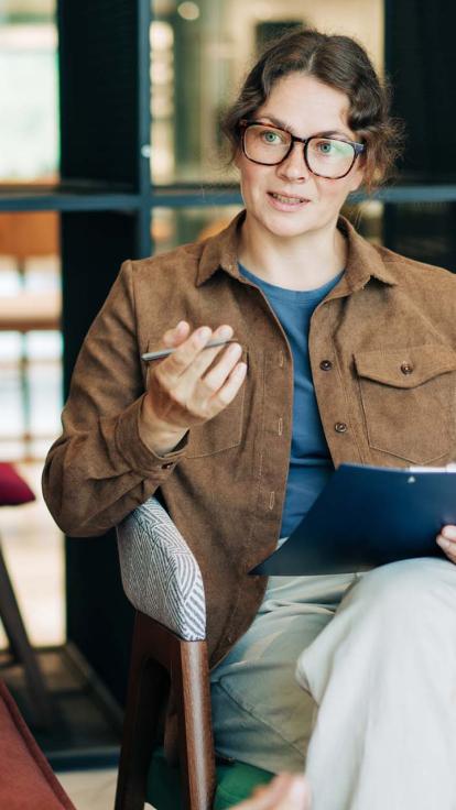 therapeut helpt een patient.