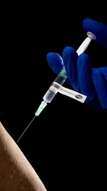 een mRNA-vaccin wordt ingespoten tegen het coronavirus