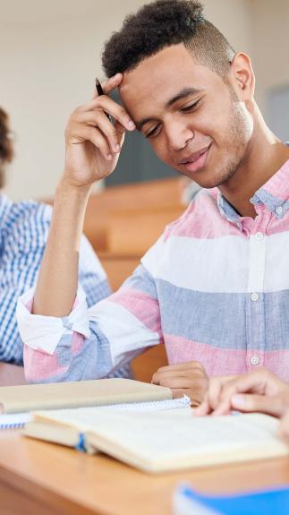 Student in collegezaal