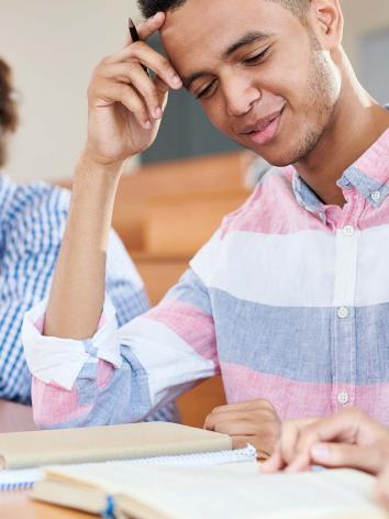 Student in collegezaal