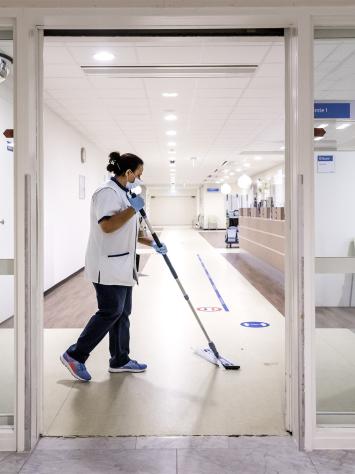 vrouw maakt ziekenhuis schoon tijdens nachtdienst