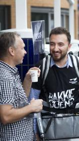 Twee mannen drinken koffie