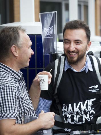 Twee mannen drinken koffie