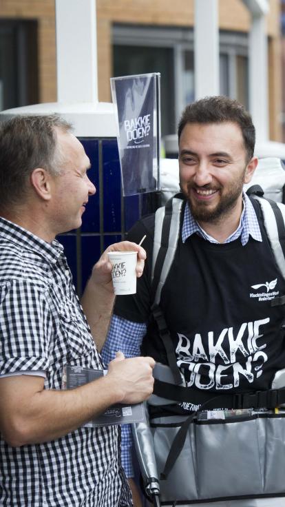 Twee mannen drinken koffie