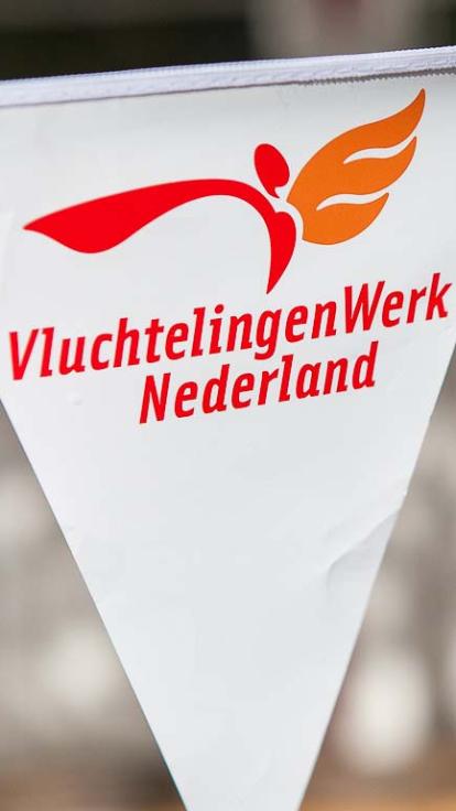 Vlag met logo van VluchtelingenWerk