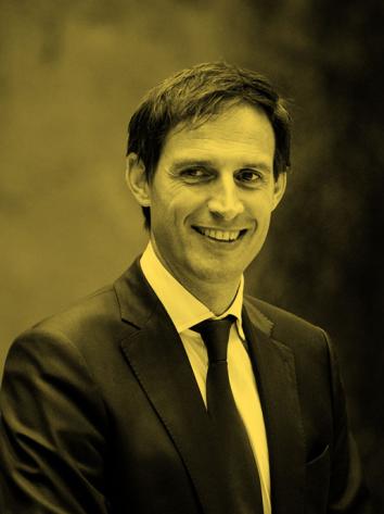 Wopke Hoekstra kijkt naar camera