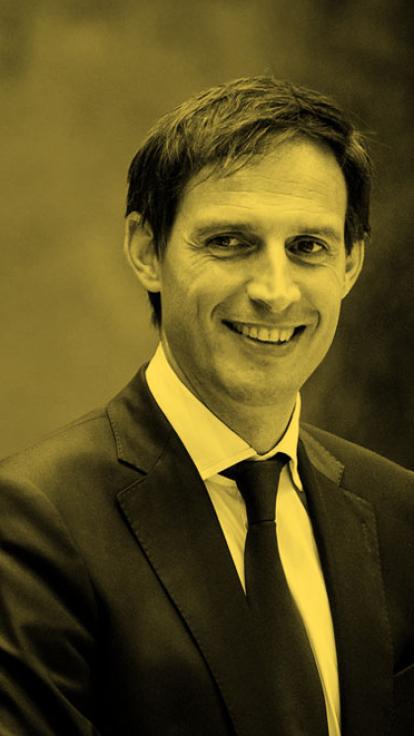 Wopke Hoekstra kijkt naar camera