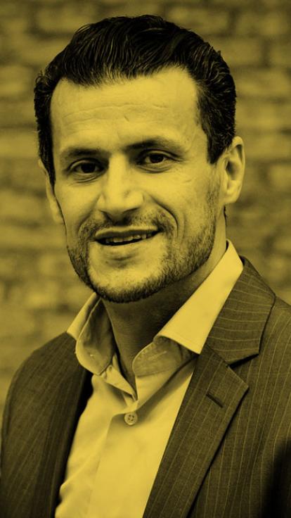 Farid kijkt naar camera