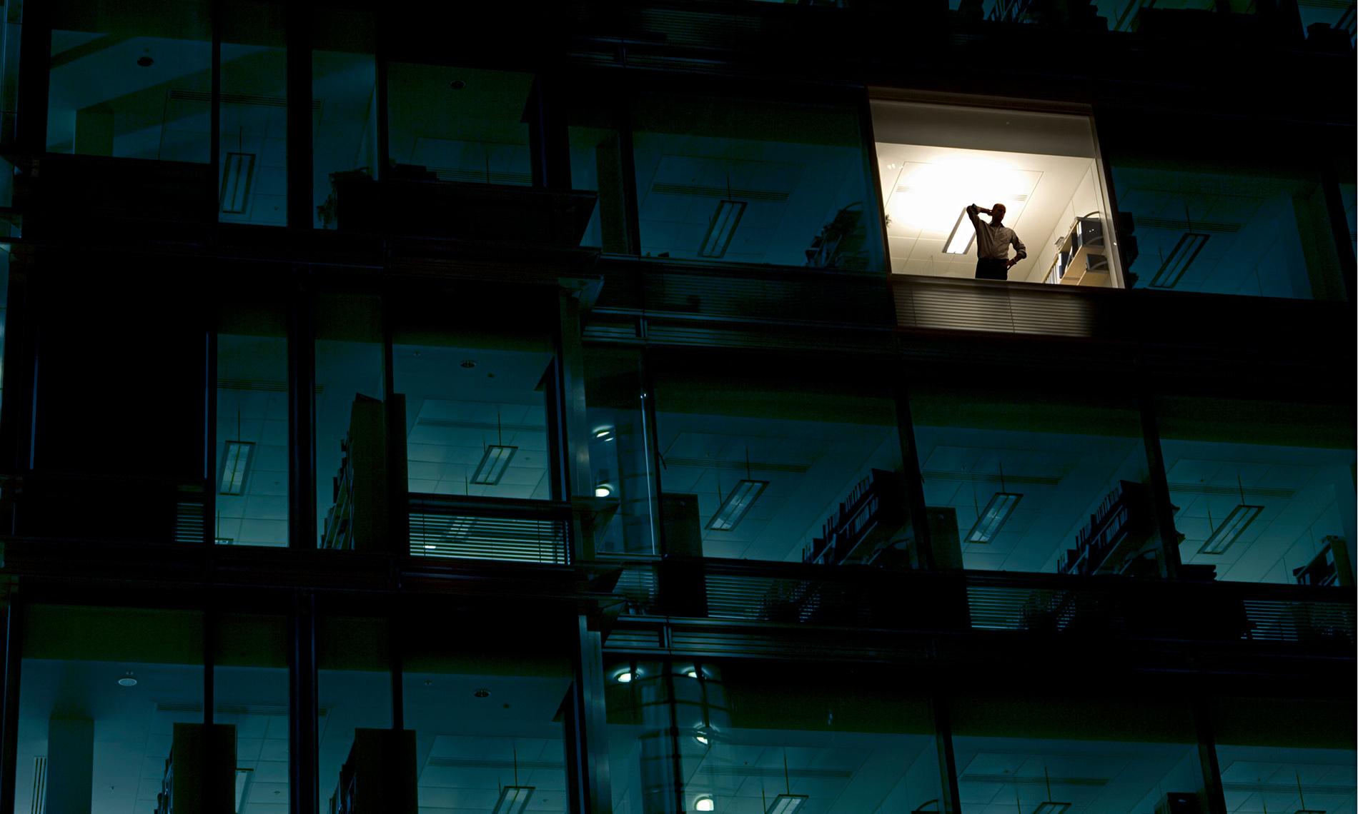 licht brand in de flat bij een persoon die een nachtdienst draait