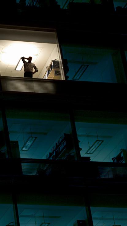 licht brand in de flat bij een persoon die een nachtdienst draait