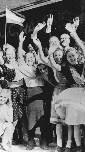 lachende gezichten bij de bevrijding