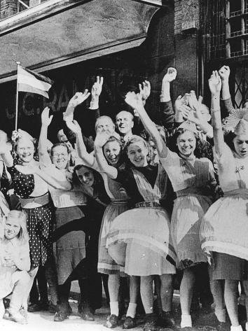 lachende gezichten bij de bevrijding