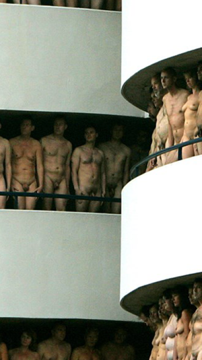 Rijen naakte mensen op een stellage 