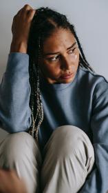 een vrouw rouwt en is verdrietig