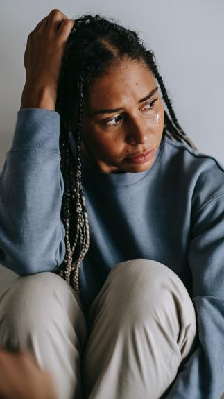 een vrouw rouwt en is verdrietig